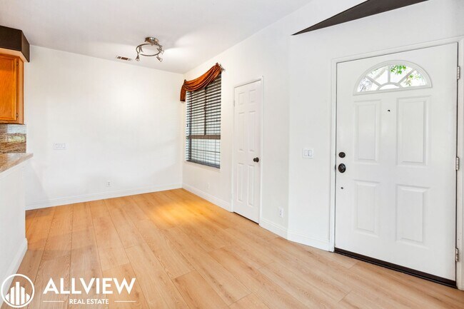 Building Photo - Gorgeous 2 Bed, 2.5 Bath End-Unit Home Available NOW in Aliso Viejo!