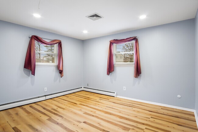 Building Photo - 413 Watson Ave