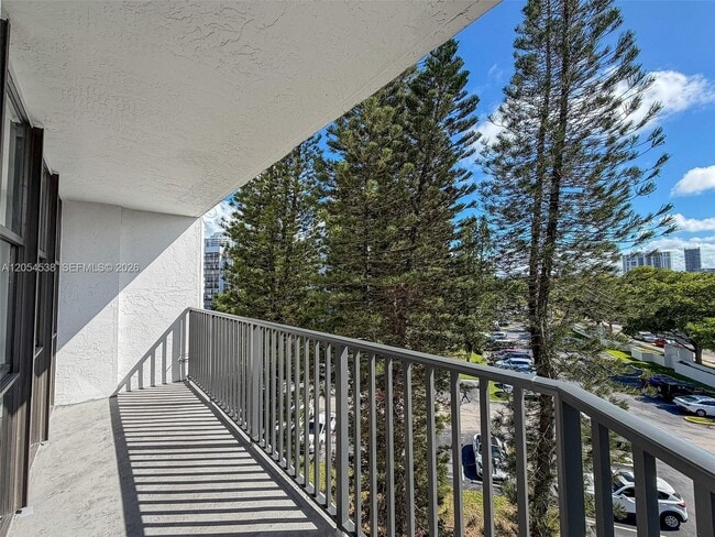 Building Photo - 1000 Parkview Dr