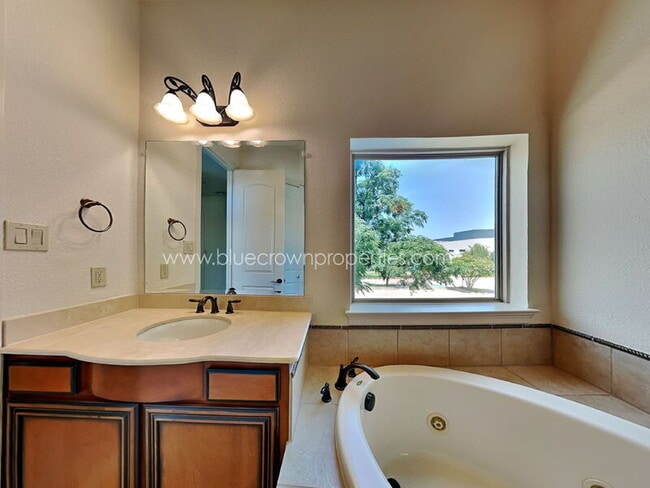 Building Photo - 4037 Winsor Dr