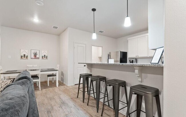Building Photo - 5606 Kemper St