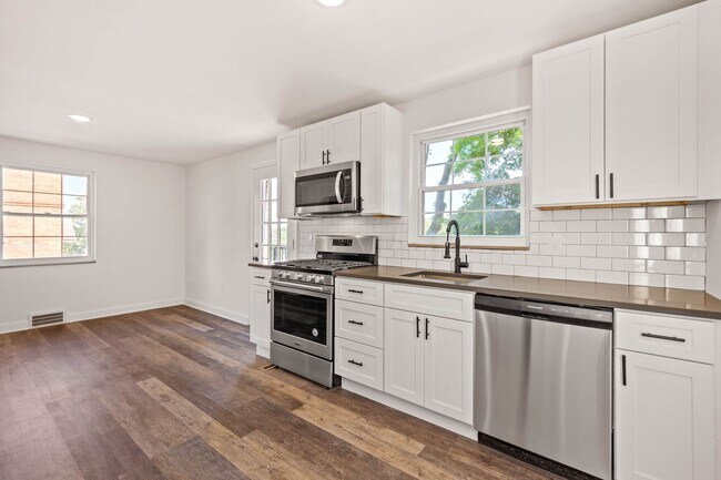 Building Photo - AVAILABLE JULY 1ST!! Don't miss this STUNNING 3 bedroom!