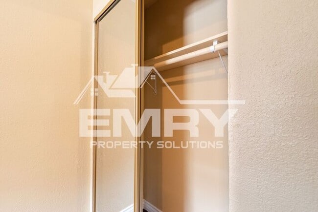 Building Photo - 2 Bed 1 Bath Unit for Rent in East Los Angeles Parking Available