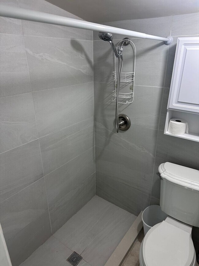 Building Photo - Studio in North Miami Beach Includes Utilities/ Estudio en North Miami Beach Incluye servicios pú...