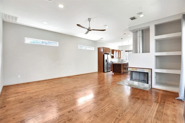 Building Photo - 5202 Lillian St