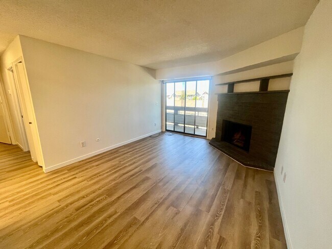 Building Photo - **$500 Move in Special**  Updated Spacious 1 bed/1 bath in Aurora