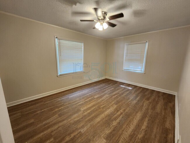 Building Photo - Compeltely Remodeled 3 Bedroom 3 Bathroom