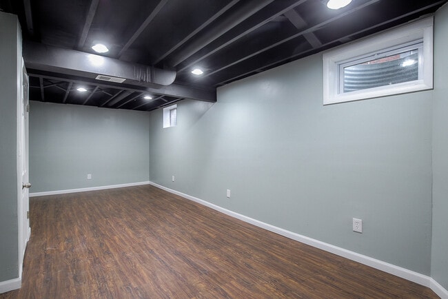 Building Photo - 510 NE Corder St
