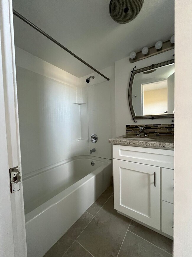 Building Photo - 175 Johnston Dr B