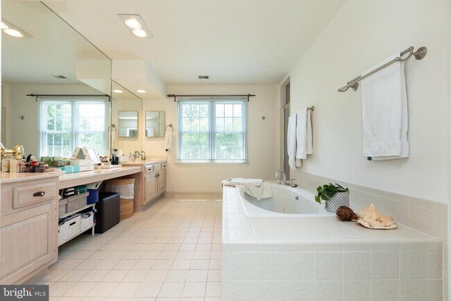 Building Photo - 8809 Saunders Ln