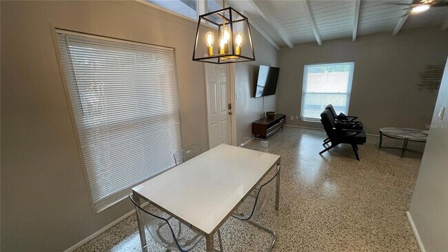 Building Photo - 2832 Bay St