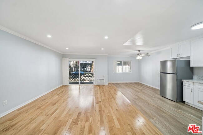 Building Photo - 7032 Lanewood Ave