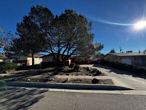 Building Photo - Mid-century Modern Heights Home