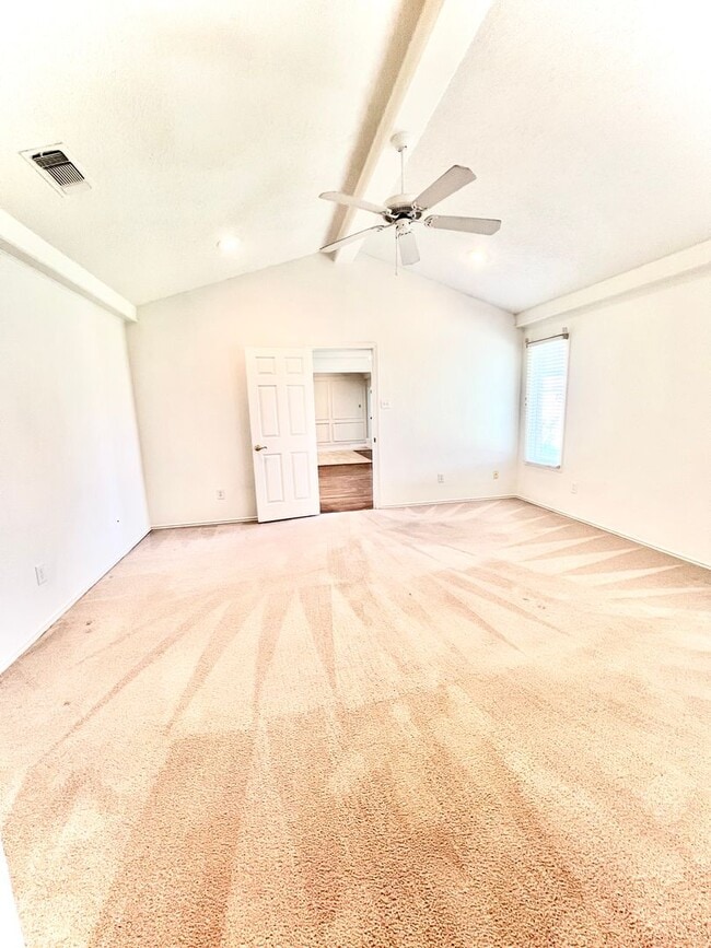 Building Photo - 4 Bedroom in the Meadows