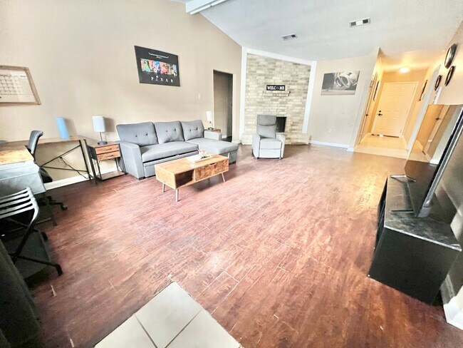 Building Photo - Home For Lease