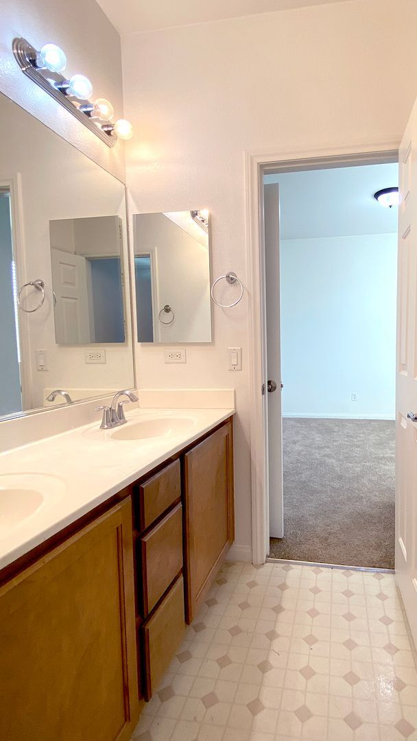 Building Photo - Great single story home 4 beds 3 baths in ...