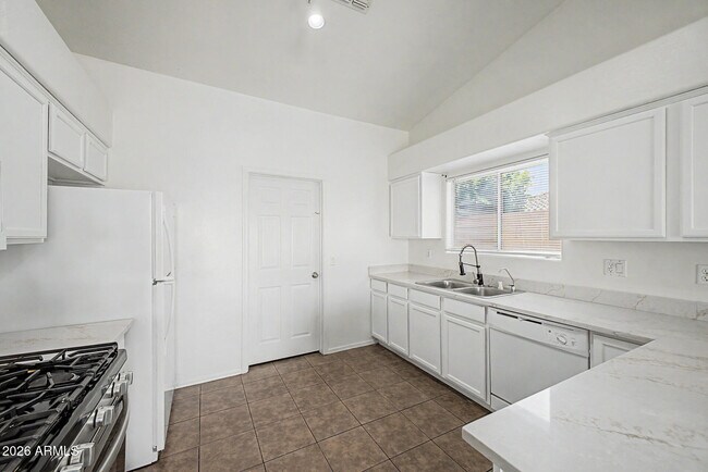 Building Photo - 930 E Harwell Rd