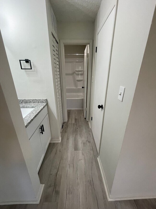 Building Photo - Fully Renovated 1-Bedroom, 1-Bath Condo in...