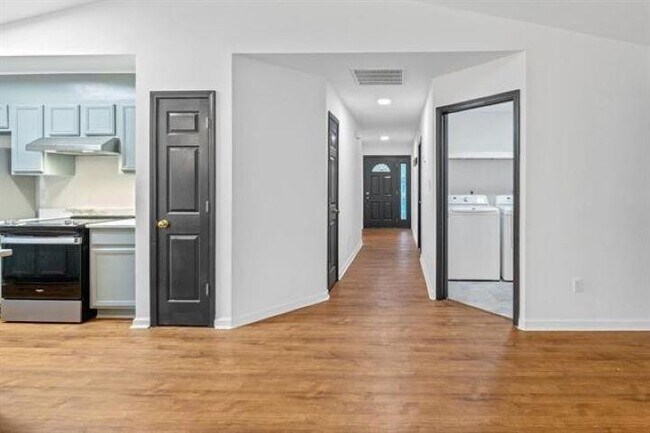 Building Photo - 4517 Eltham Park
