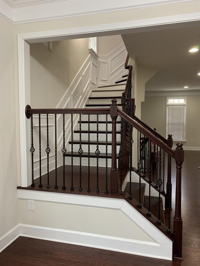 Building Photo - 2562 Sibley Dr