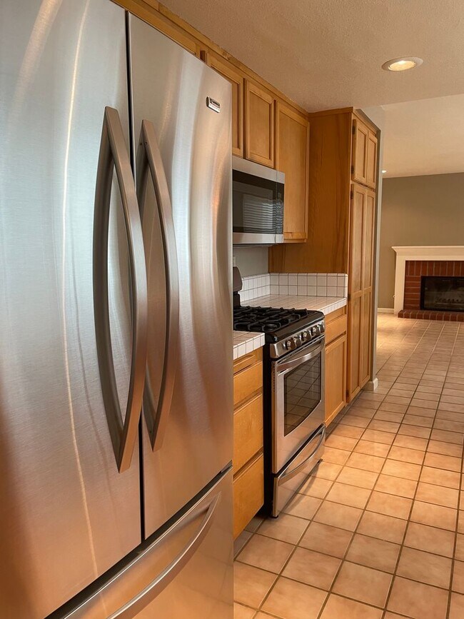 Building Photo - 4 bedroom 3 full bath Windsor Home!