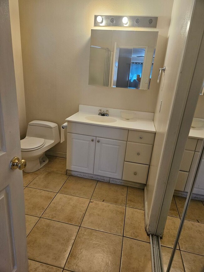Building Photo - Large 3 bedroom in great location