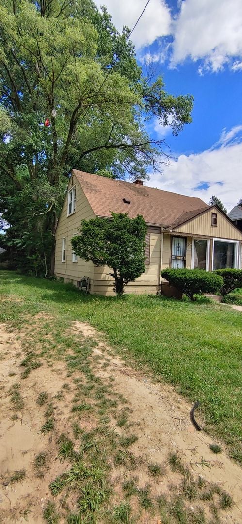 Primary Photo - 3 bedroom west side bungalow/$1000 per month