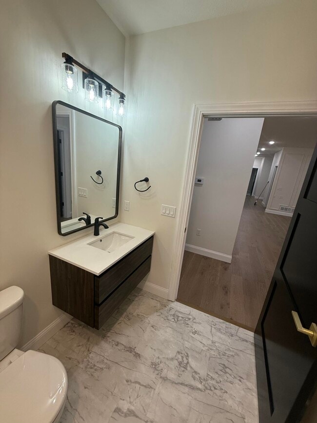 Building Photo - 1020 Crestland Ave