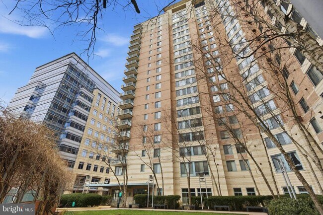 Building Photo - 851 N Glebe Rd