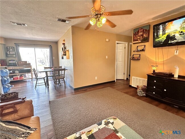 Building Photo - 421 Broadway St