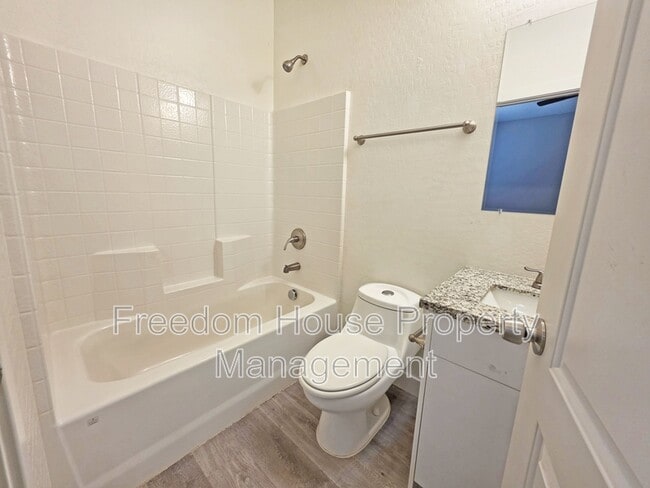 Building Photo - 1121 Sixshooter Ave