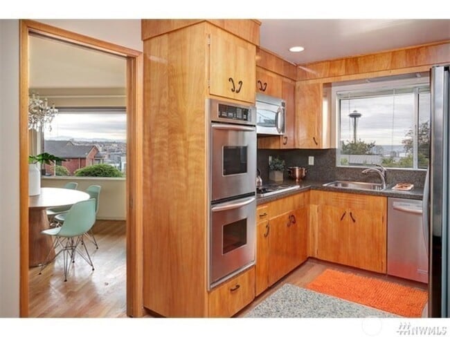 Building Photo - 3Bd/1.75Ba Seattle House