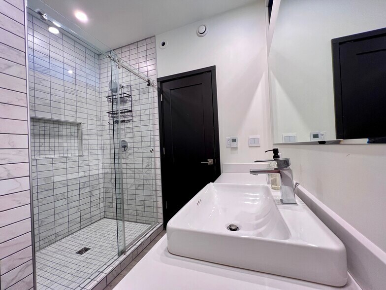 Building Photo - 803 54th St