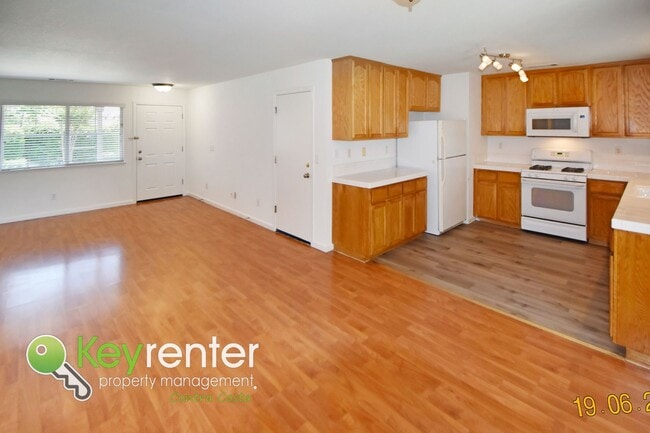 Building Photo - Charming 3 bed 2 bath home with spacious b...