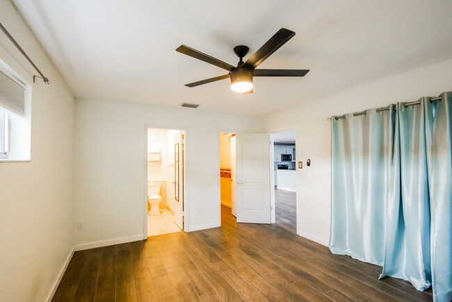 Building Photo - Stylish 2-Bedroom FL Retreat