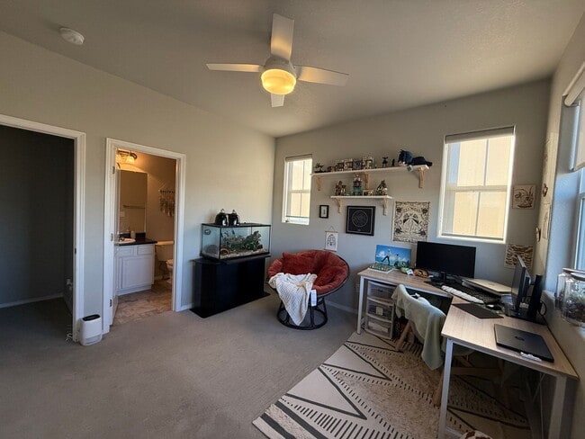 Building Photo - Gorgeous 2 Bed 3 Bath Townhome Right off the Powers Corridor!!