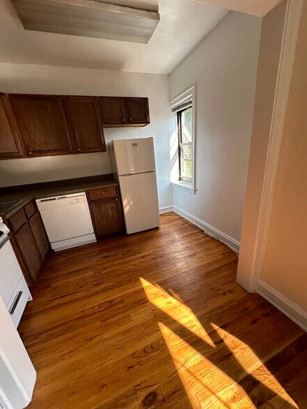 Primary Photo - 556 W Wellington Ave