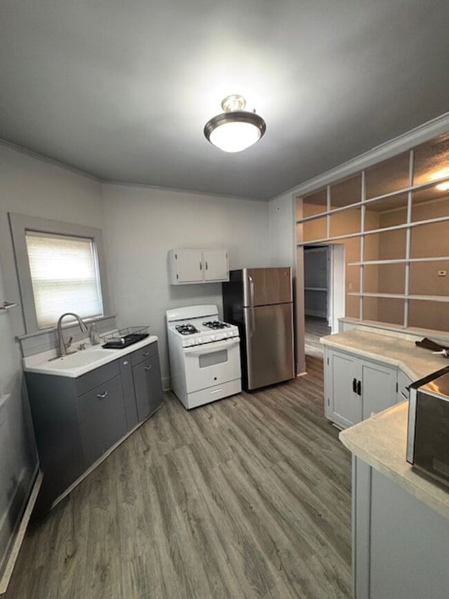 Building Photo - 901 NE Glen Oak Ave