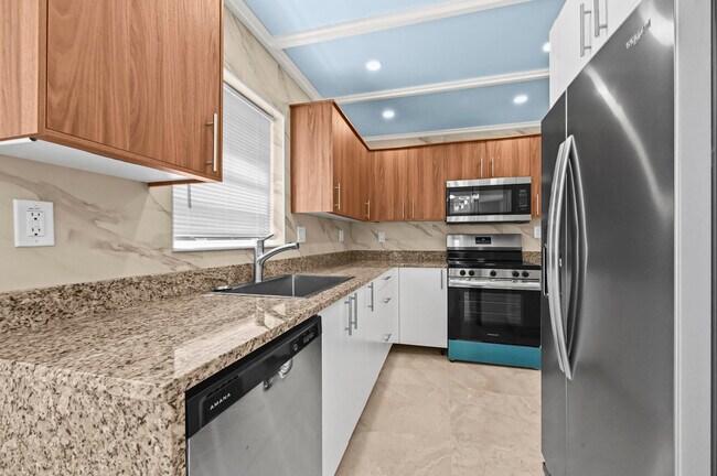 Building Photo - 551 Normandy L