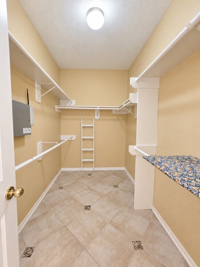 Building Photo - 2610 Parkbriar Ln
