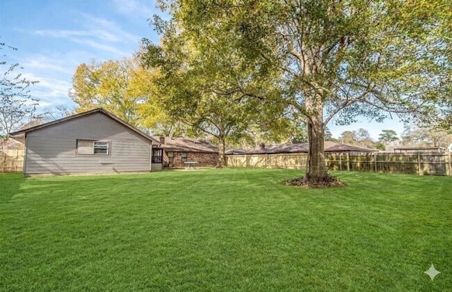 Building Photo - 12510 Old River Dr