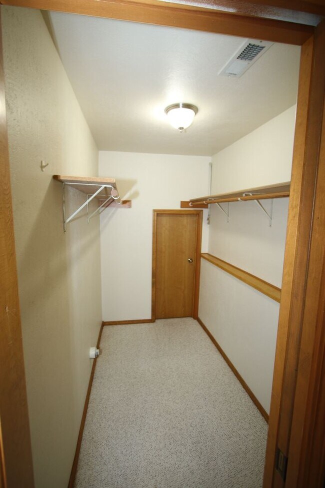 Building Photo - 4 Bedroom Eagle River Home!