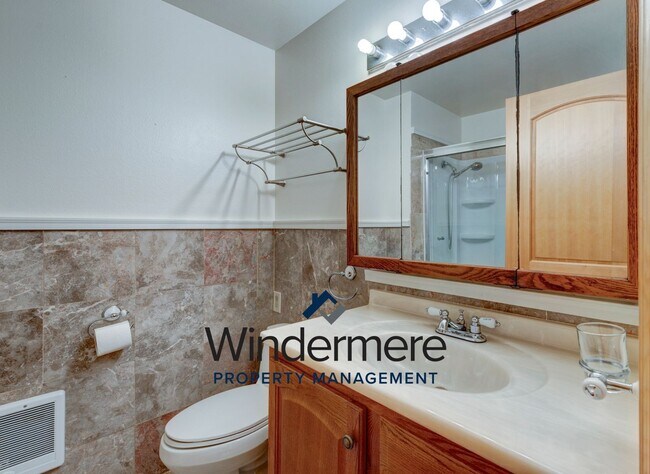 Building Photo - Spacious 3 Bedroom 3 Bath in town