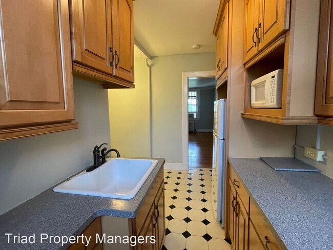 Building Photo - 2 br, 1 bath House - 1013 North Elm St. #C7