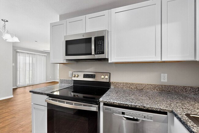 Building Photo - Stylish Upstairs Corner Unit Near Lake Ray Hubbard