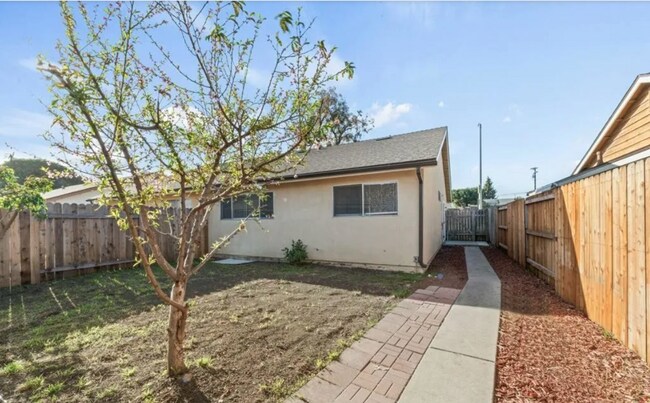 Building Photo - East Ventura Duplex – 2 Bedroom, 1.75 Bath...