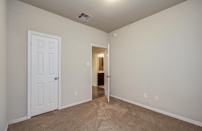 Building Photo - 15618 Whispering Green Dr