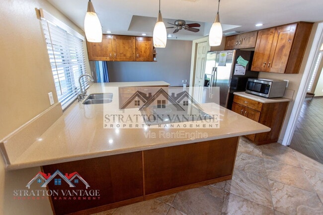 Building Photo - 944 W Meseto Ave