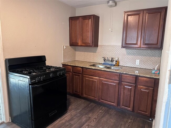 Building Photo - 808 E 46th St