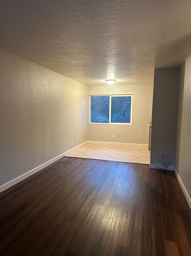 Building Photo - Adorable Unit just blocks from Downtown So...